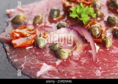 Carpaccio di manzo freddo Foto Stock
