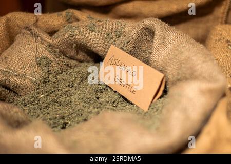 Erbe di Absinthe essiccate in un sacchetto di Juta. Foto Stock