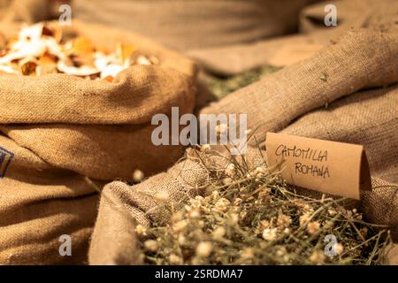 Camomilla essiccata in un sacchetto di juta e altre erbe. Foto Stock