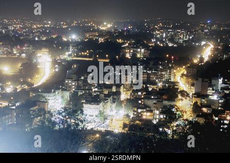 Vista aerea della città di notte di Pune, Maharashtra, India, Asia Foto Stock