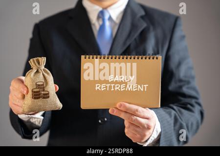 Concetto di prepensionamento. Decisione di lasciare la forza lavoro e smettere di lavorare a tempo pieno prima dell’età pensionabile tradizionale, in genere 65. Blocco note e. Foto Stock