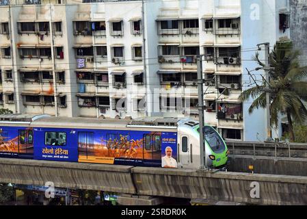 Treno della metropolitana vicino Asalpha stazione ferroviaria, Mumbai, Maharashtra, India, Asia Foto Stock