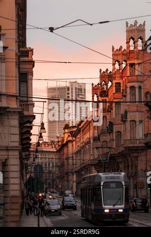 Un moderno tram che conduce alla storica via Cernaia nel centro di Torino. Foto Stock