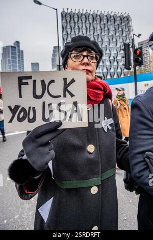 Londra, Regno Unito. 15 febbraio 2025. (NOTA PER GLI EDITORI; l'immagine contiene profanità)Un manifestante tiene un cartello durante la manifestazione. Oltre centomila sostenitori filo-palestinesi hanno marciato verso l'ambasciata degli Stati Uniti per protestare contro la proposta del presidente Donald Trump di considerare gli Stati Uniti di prendere in considerazione la presa di proprietà della Striscia di Gaza. Credito: SOPA Images Limited/Alamy Live News Foto Stock