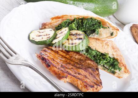 Bistecche alla griglia con sacchetto di pasta sfoglia e zucchine Foto Stock