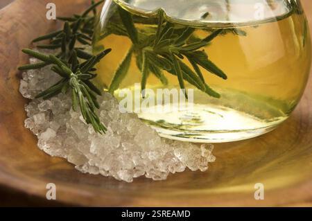 Olio essenziale con rosmarino e sale marino, lodz, polonia Foto Stock