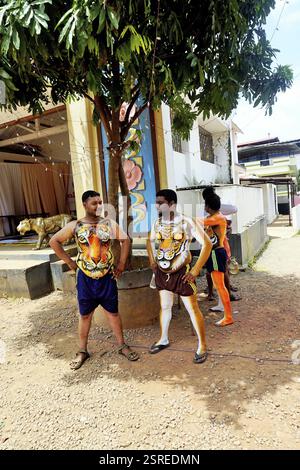 Dipinto di corpi umani per Pulikali Tiger danza, Onam festival, Kerala, India, Asia Foto Stock
