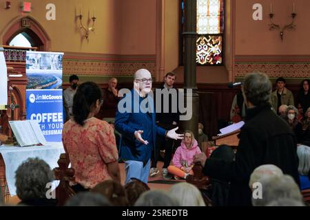 Northampton, Massachusetts / USA - 2 14,2025 : grande affluenza alle prime Chiese di Northampton, ma per una discussione guidata dal deputato Jim McGovern su come i cittadini possono resistere all'agenda Trump/Musk. Foto Stock