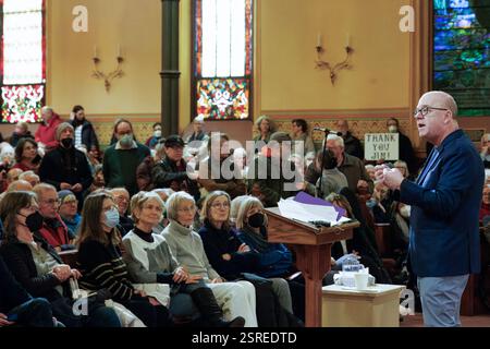 Northampton, Massachusetts / USA - 2 14,2025 : i residenti si sono riuniti nelle prime Chiese di Northampton, ma, per un vivace incontro con il municipio. Il membro del Congresso Jim McGovern ha coinvolto il pubblico in discussioni sulla resistenza all'agenda di Trump. Foto Stock