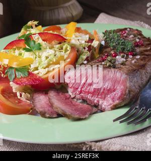 Bistecca alla griglia con insalata Foto Stock