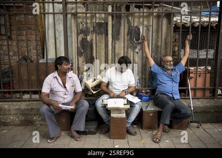 Typist sitting Pavement, Mumbai, Maharashtra, India, Asia Foto Stock