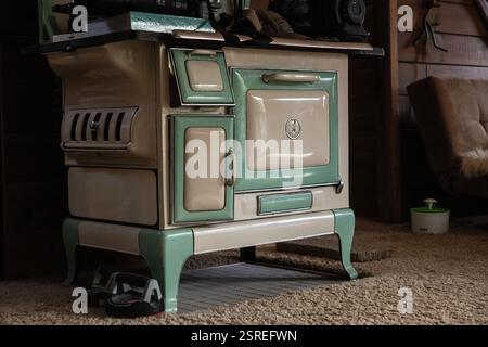 Un'antica stufa in legno di ghisa vintage dei primi anni '1900 molto probabilmente. Foto Stock