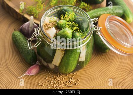Vista dettagliata del decapaggio fresco cetrioli Foto Stock