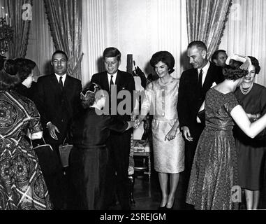 John F Kennedy cerimonia di giuramento e ricevimento per i segretari di gabinetto. Il presidente John F. Kennedy e Jacqueline Kennedy salutano gli ospiti alla cerimonia di giuramento del Gabinetto. Foto Stock