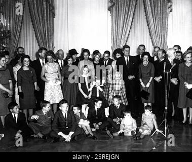 John F Kennedy cerimonia di giuramento e ricevimento per i segretari di gabinetto. I membri del Gabinetto giurati e le loro famiglie posano con il presidente John F. Kennedy e Jacqueline Kennedy. Foto Stock