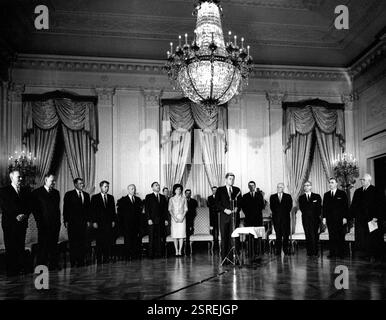 John F Kennedy cerimonia di giuramento e ricevimento per i segretari di gabinetto. I membri del gabinetto giurati posano con il presidente John F. Kennedy e Jacqueline Kennedy. Foto Stock
