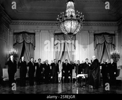 John F Kennedy cerimonia di giuramento e ricevimento per i segretari di gabinetto. I membri del gabinetto giurati posano con il presidente John F. Kennedy e Jacqueline Kennedy. Foto Stock