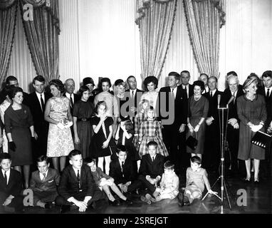 John F Kennedy cerimonia di giuramento e ricevimento per i segretari di gabinetto. I membri del Gabinetto giurati e le loro famiglie posano con il presidente John F. Kennedy e Jacqueline Kennedy. Foto Stock