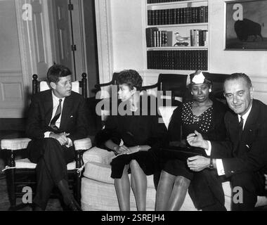 John F. Kennedy e il vicepresidente Lyndon B. Johnson si incontrano con la medaglia d'oro olimpica di atletica leggera Wilma Rudolph all'Oval Office, Casa Bianca, Washington, D.C. (L-R) presidente Kennedy; Wilma Rudolph; la madre di Rudolph Blanche Rudolph; vicepresidente Johnson. Foto Stock