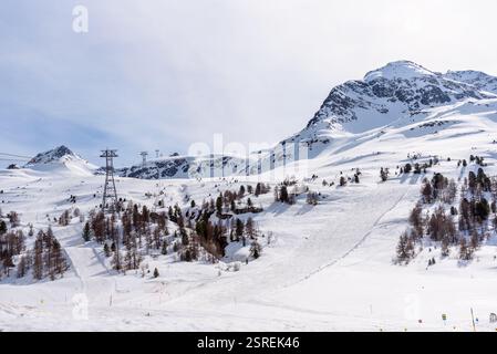Piste da sci deserte nelle Alpi svizzere in una giornata parzialmente nuvolosa Foto Stock