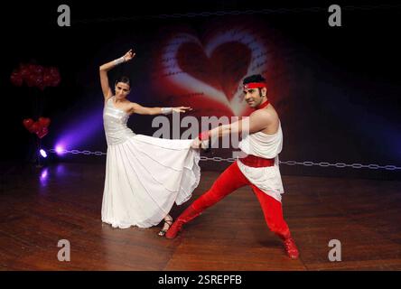 La coreografa di Bollywood Sandip Soparrkar e la modella Alesia Raut posano prima del loro dramma di danza, Tata Theatre NCPA Mumbai Foto Stock