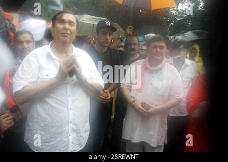 Gli attori di Bollywood Randhir Kapoor Ranbir Kapoor Rishi Kapoor partecipare processione per l'immersione idolo Signore Ganesh Mumbai Foto Stock