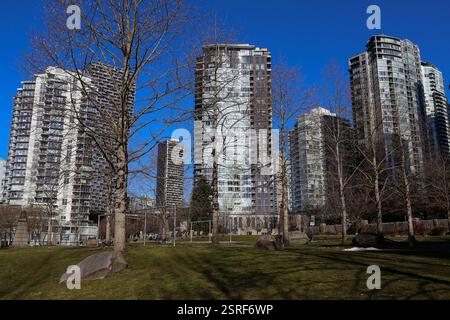 I Condos si trovano dietro un'altalena al George Wainborn Park di Yaletown, Vancouver, British Columbia. Foto Stock