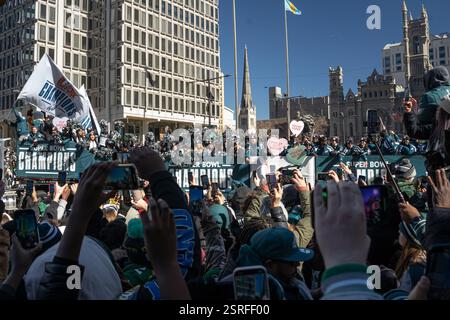 Philadelphia, Stati Uniti. 14 febbraio 2025. Le cheerleader dei Philadelphia Eagles radunano i tifosi durante la parata del Super Bowl Championship a Philadelphia, Pennsylvania. I Philadelphia Eagles sconfissero i Kansas City Chiefs 40-22 al Caesar's Superdome. Credito: SOPA Images Limited/Alamy Live News Foto Stock