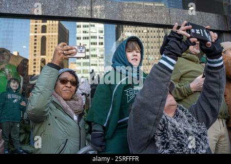 Philadelphia, Stati Uniti. 14 febbraio 2025. I fan guardano nella telecamera durante la parata del campionato del Super Bowl a Philadelphia, Pennsylvania. I Philadelphia Eagles sconfissero i Kansas City Chiefs 40-22 al Caesar's Superdome. (Foto di Derek French/SOPA Images/Sipa USA) credito: SIPA USA/Alamy Live News Foto Stock