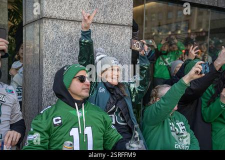 Philadelphia, Stati Uniti. 14 febbraio 2025. I tifosi dei Philadelphia Eagles registrano la processione mentre passa la parata del Super Bowl Championship a Philadelphia, Pennsylvania. I Philadelphia Eagles sconfissero i Kansas City Chiefs 40-22 al Caesar's Superdome. (Foto di Derek French/SOPA Images/Sipa USA) credito: SIPA USA/Alamy Live News Foto Stock