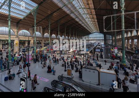 Stazione ferroviaria Paris Nord / Paris Gare Du Nord con treni TGV Duplex e passeggeri ferroviari Foto Stock