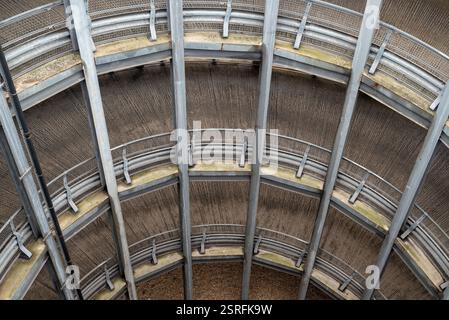 Guardando in basso parte delle rampe circolari di un parcheggio a più piani. Febbraio 2025. Foto Stock