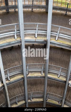 Guardando in basso parte delle rampe circolari di un parcheggio a più piani. Febbraio 2025. Foto Stock