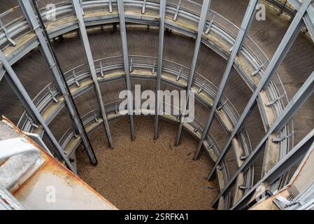 Guardando in basso parte delle rampe circolari di un parcheggio a più piani. Febbraio 2025. Foto Stock