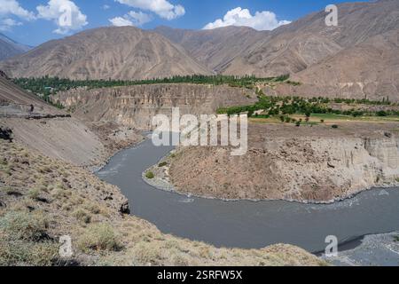 Vista del paesaggio rurale montano della valle del fiume Zeravshan, Aini o Ayni, Sughd, Tagikistan Foto Stock