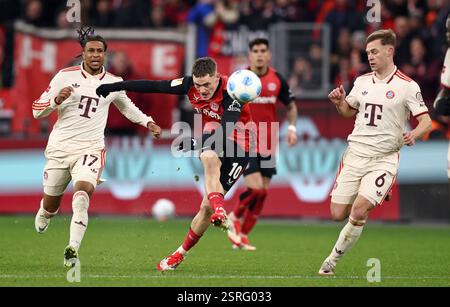 LEVERKUSEN, GERMANIA - 15 FEBBRAIO: Florian Wirtz del Bayer Leverkusen in azione durante la partita di Bundesliga tra Bayer 04 Leverkusen e FC Bayern München al BayArena il 15 febbraio 2025 a Leverkusen, Germania. © diebilderwelt / Alamy Stock Foto Stock
