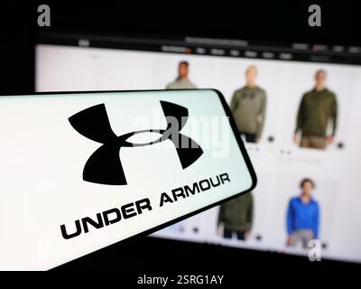 Germania. 15 gennaio 2025. In questa immagine, un cellulare con il logo della società americana di abbigliamento sportivo Under Armour Inc. È visibile sullo schermo davanti al sito Web aziendale. (Foto di Timon Schneider/SOPA Images/Sipa USA) *** esclusivamente per notizie editoriali **** credito: SIPA USA/Alamy Live News Foto Stock