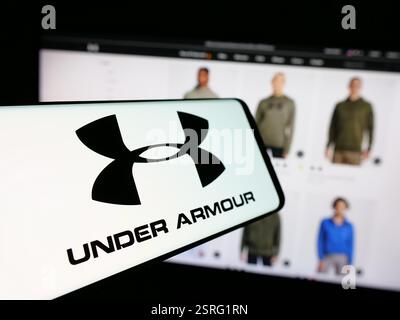 Germania. 15 gennaio 2025. In questa immagine, un cellulare con il logo della società americana di abbigliamento sportivo Under Armour Inc. È visibile sullo schermo davanti al sito Web aziendale. (Immagine di credito: © Timon Schneider/SOPA Images via ZUMA Press Wire) SOLO PER USO EDITORIALE! Non per USO commerciale! Foto Stock