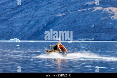 Groenlandia nord-orientale 23 agosto 2025: - Il motoscafo Sirius Patrol attraversa le acque del Parco nazionale della Groenlandia nord-orientale. Fa parte della squadra di pattuglia Dog Sled Foto Stock