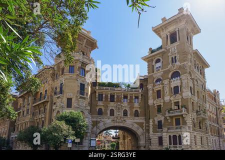 Palazzo degli Ambasciatori con torri e arco d'ingresso al quartiere Coppedè, Roma Italia Foto Stock