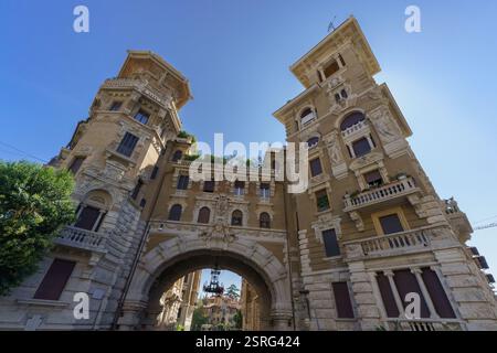 Palazzo degli Ambasciatori con torri e arco d'ingresso al quartiere Coppedè, Roma Italia Foto Stock