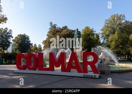 COLMAR, FRANCIA - 20 SETTEMBRE 2024: Benvenuti a Colmar segno e fontana a Colmar, Francia Foto Stock