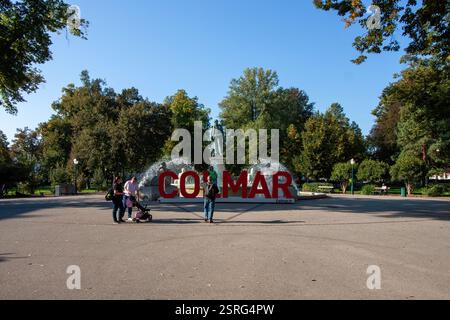COLMAR, FRANCIA - 20 SETTEMBRE 2024: Benvenuti a Colmar segno e fontana a Colmar, Francia Foto Stock
