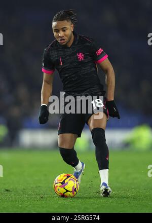 Brighton e Hove, Regno Unito. 14 febbraio 2025. Christopher Nkunku del Chelsea durante la partita di Premier League all'AMEX Stadium, Brighton e Hove. Il credito per immagini dovrebbe essere: Paul Terry/Sportimage Credit: Sportimage Ltd/Alamy Live News Foto Stock