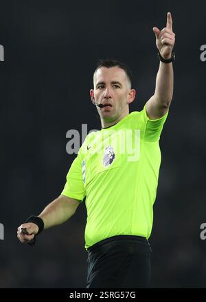 Brighton e Hove, Regno Unito. 14 febbraio 2025. Arbitro Chris Kavanagh durante la partita di Premier League all'AMEX Stadium, Brighton e Hove. Il credito per immagini dovrebbe essere: Paul Terry/Sportimage Credit: Sportimage Ltd/Alamy Live News Foto Stock