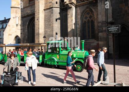 COLMAR, FRANCIA - 20 SETTEMBRE 2024: Sulla Muenster Platz a Colmar Foto Stock