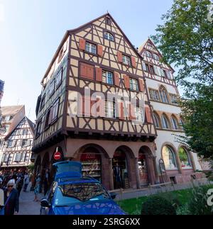 COLMAR, FRANCIA - 20 SETTEMBRE 2024: Case in legno a Colmar, Francia Foto Stock