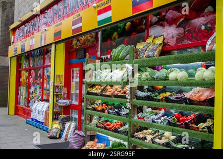 Esposizione colorata di verdure all'esterno di un supermercato locale a Thetford Foto Stock