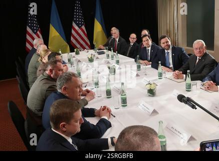 Non esclusiva: MONACO DI BAVIERA, GERMANIA - 14 FEBBRAIO 2025 - inviato speciale degli Stati Uniti per Ucraina e Russia Keith Kellogg (R), Vice Presidente del JD degli Stati Uniti Foto Stock