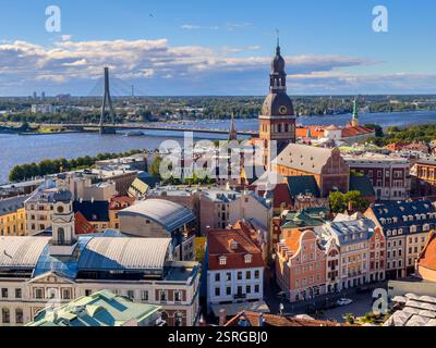 La città vecchia di riga con il fiume Düna. Foto Stock